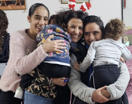 Silvia, Lucia e Silvano, con in braccio Marina e Martina